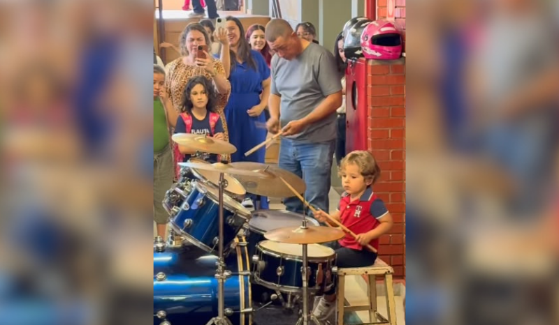 Benício, de 3 anos, faz primeira apresentação como baterista em Minas Gerais
