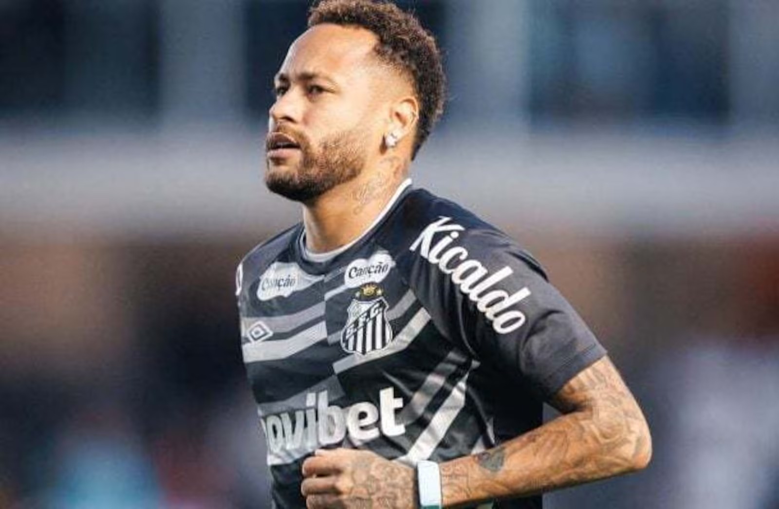 Neymar pode ficar fora do duelo contra o Palmeiras por causa do gramado sintético