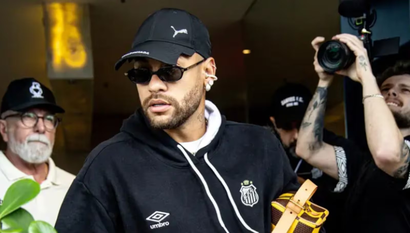 Neymar se manifesta sobre desentendimento com Thiago Mendes; confira