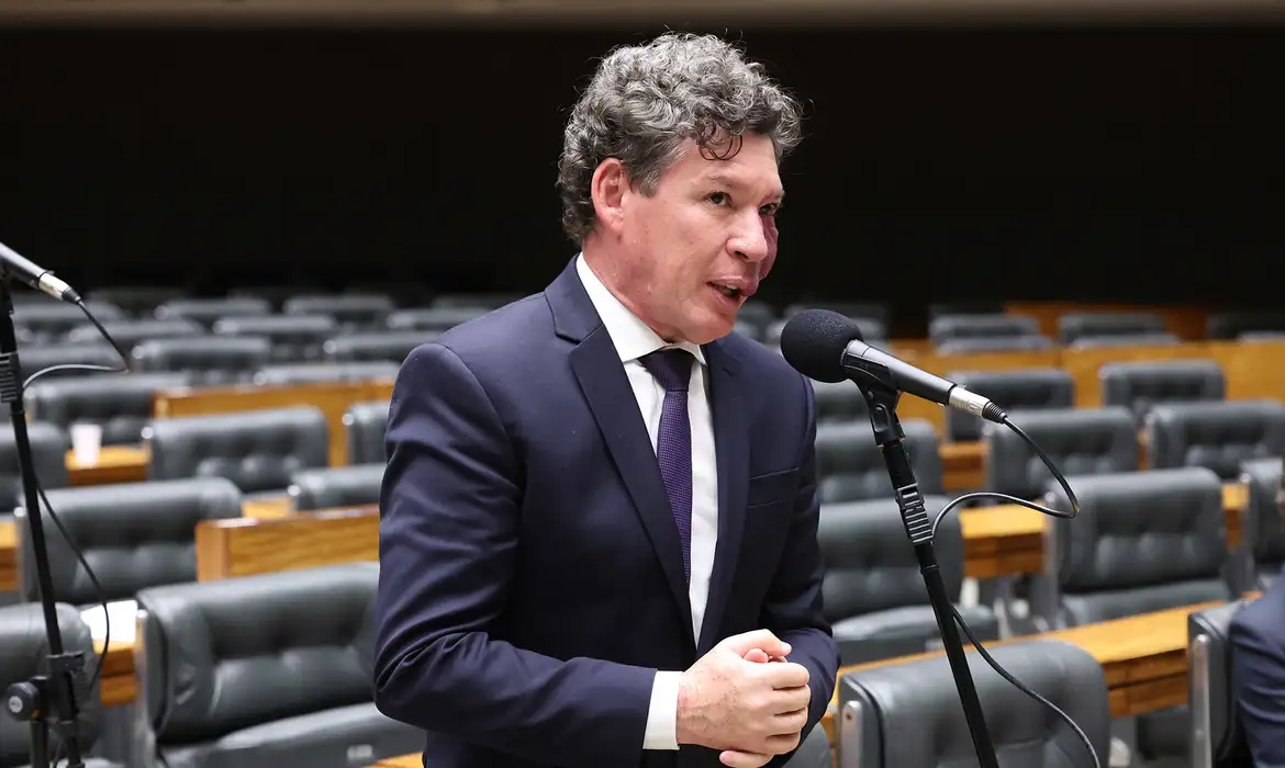 Hugo Motta escolhe Reginaldo Lopes para liderar comissão sobre taxa de importação
