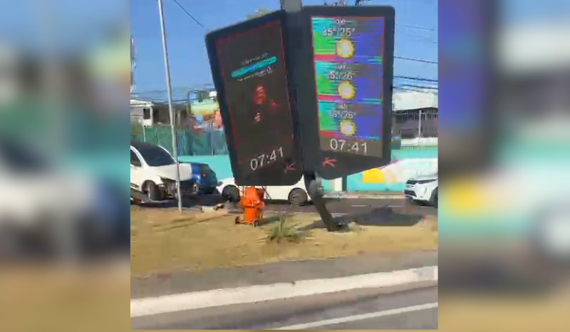Carro colide com painel eletrônico em Manaus após invadir contramão
