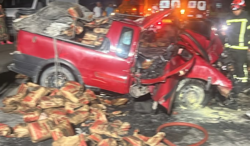 Colisão entre carro e carreta na AM-010 deixa três feridos, incluindo criança