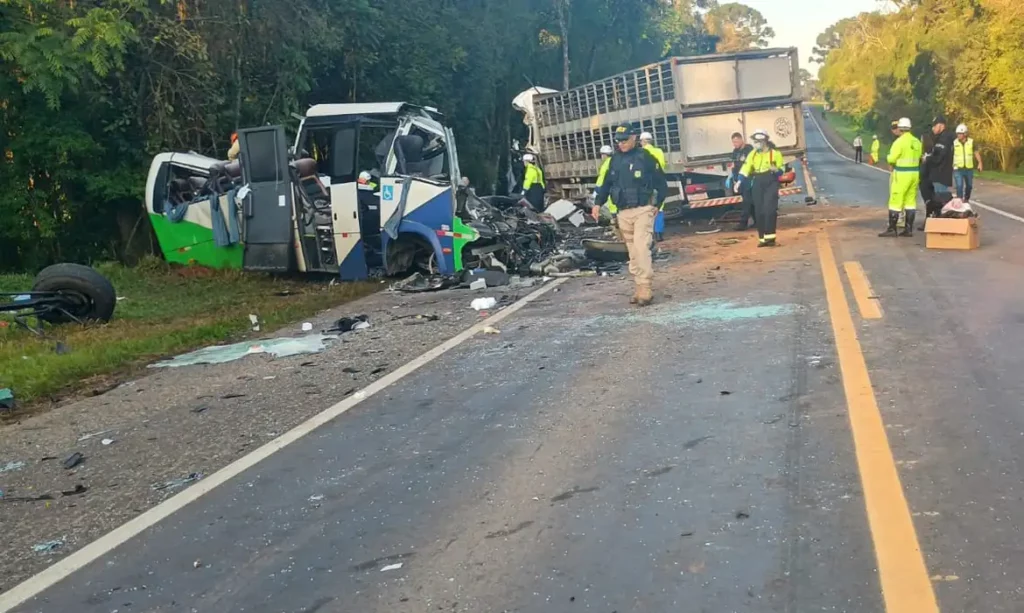 Acidente trágico na BR-373 deixa 23 mortos e 5 feridos no Paraná