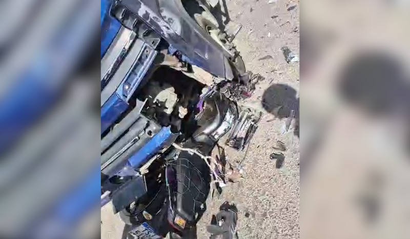 Motociclista de aplicativo fica ferido em acidente com caminhão em Manaus