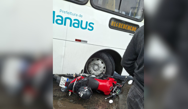Ônibus do transporte público arrasta e esmaga motocicleta na avenida Camapuã, Manaus