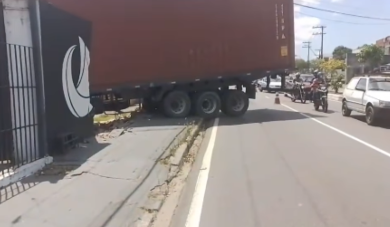 Carreta colide com muro e causa transtornos no trânsito da Efigênio Salles