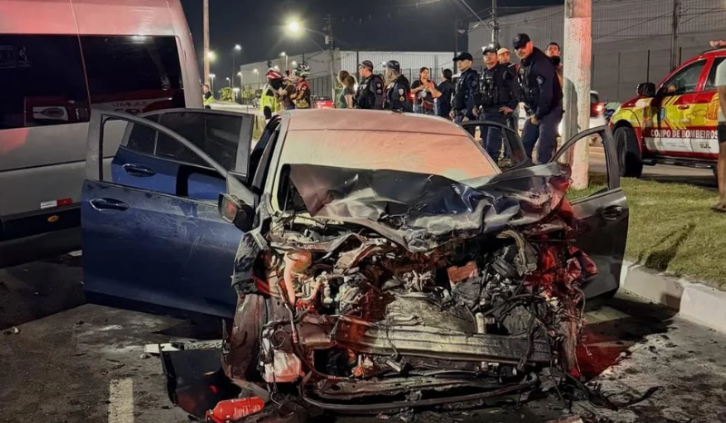 Acidente entre carro de aplicativo e van deixa motorista morto e criança em UTI em Manaus