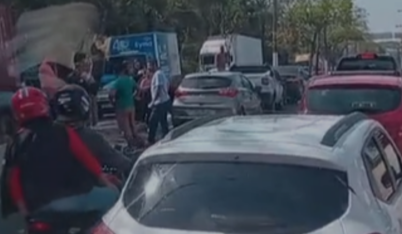 Engavetamento de quatro veículos provoca congestionamento na Avenida Rodrigo Otávio