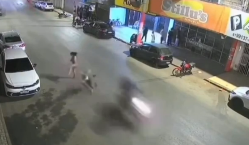 Homem é atingido por motocicleta ao atravessar avenida no Itapoã