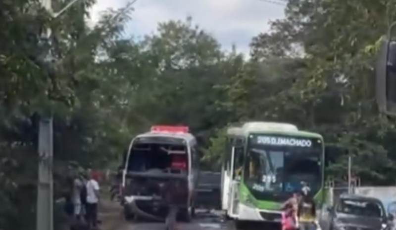 Ônibus da linha 205 e micro-ônibus colidem no Jardim Versalles, em Manaus