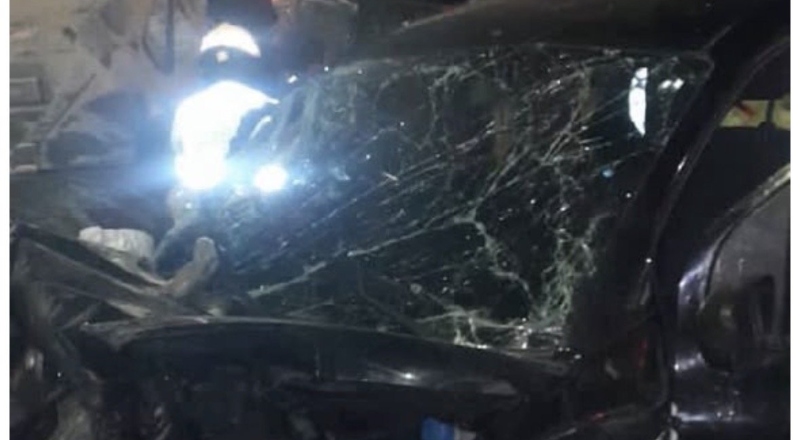 Quatro feridos em colisão entre carro e caminhão em Manaus