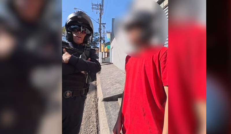 Adolescente de 14 anos pilota moto do pai e teme punição da família