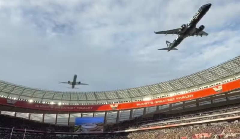 Jatos da Embraer fazem voo rasante durante jogo no DHL Stadium na Cidade do Cabo