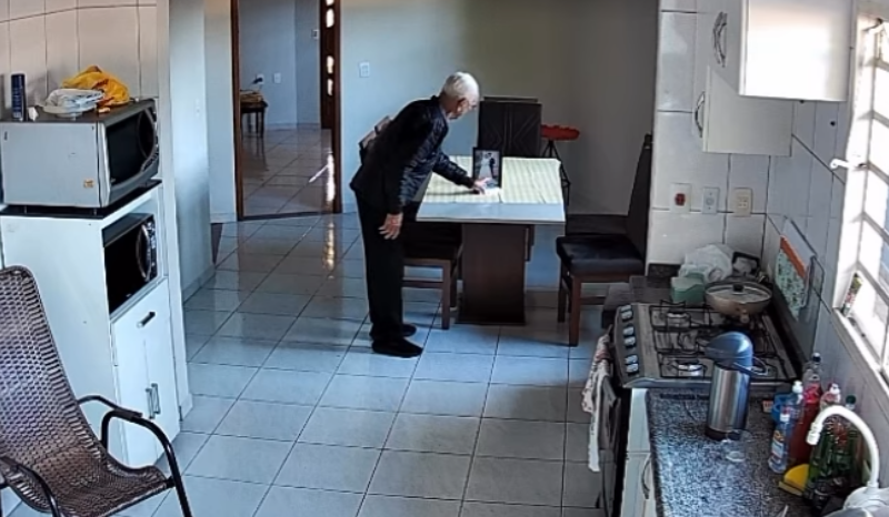 Idoso de 88 anos beija foto da esposa falecida após 64 anos juntos