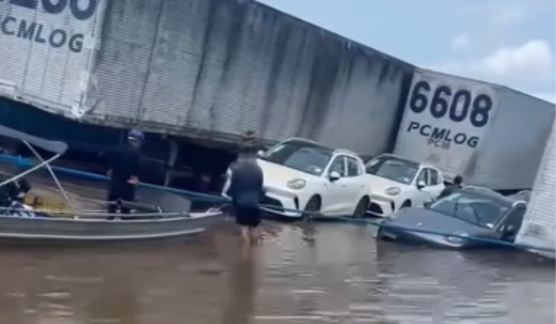 Balsa que transportava veículos afunda no Rio Amazonas perto de Parintins