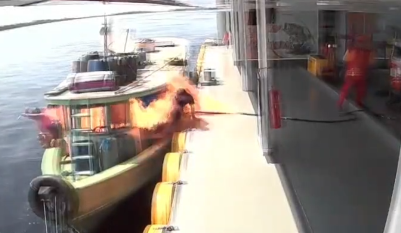 Barco explode durante abastecimento em Barcelos, AM; passageiros sobrevivem