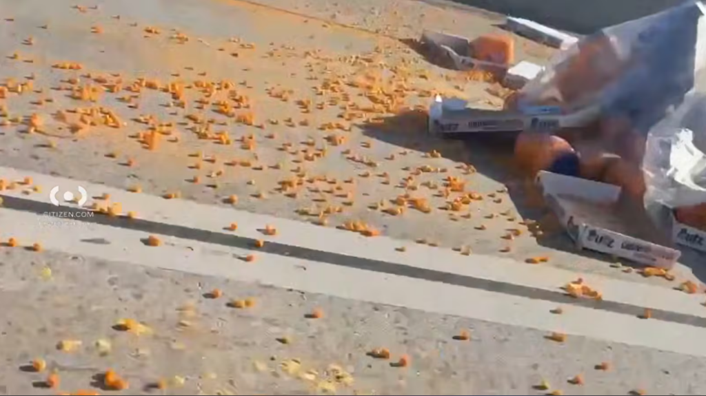 Caminhão tomba e bolinhas de queijo interditam rodovia na Califórnia