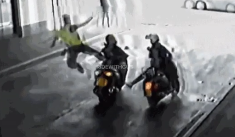 Brasileiro em Londres impede roubo de moto com voadora em ladrão