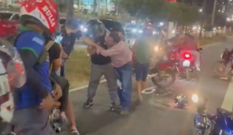 Briga entre motociclistas interrompe trânsito na avenida Torquato Tapajós
