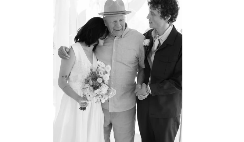 Bruce Willis faz aparição rara em casamento da filha apesar da demência