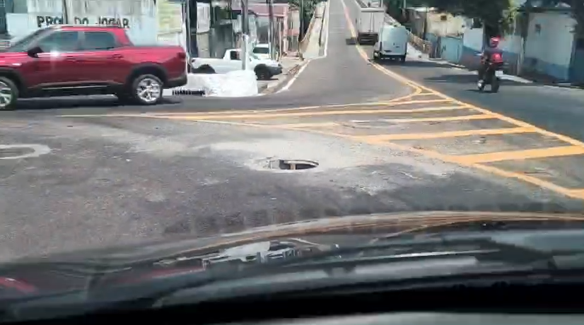 Motorista alerta sobre bueiro sem tampa na Ponte dos Educandos em Manaus