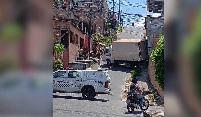Caminhão baú desgovernado colide com residência em Manaus