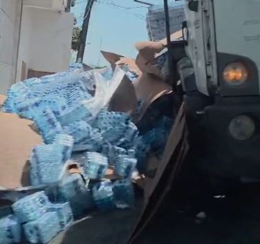 Caminhão com água tomba e causa transtornos no trânsito do Petrópolis
