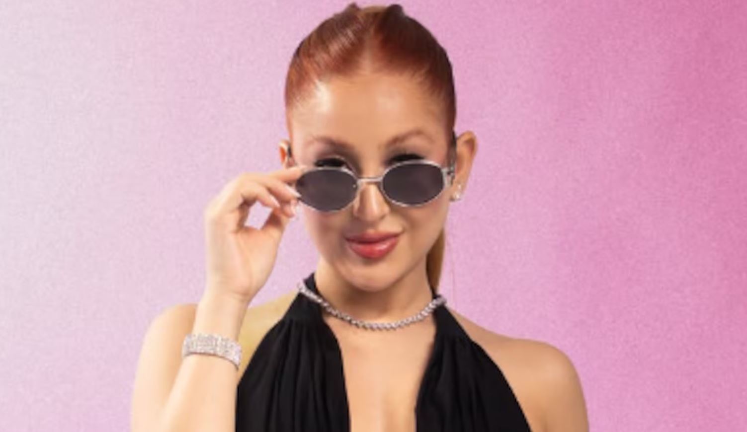 Brasileira Campanita é expulsa de reality e resiste à saída do programa