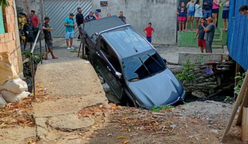 Motorista bate em carros, tenta fugir e cai com veículo em igarapé no Alvorada