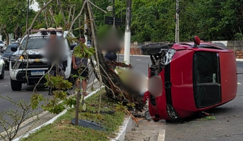 Carro capota após colidir com árvore na Avenida do Turismo em Manaus