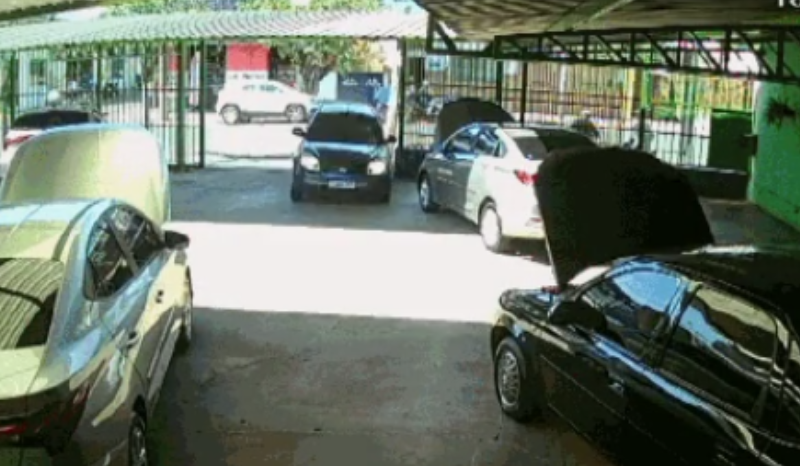 Carro invade loja após colisão no centro de Bauru