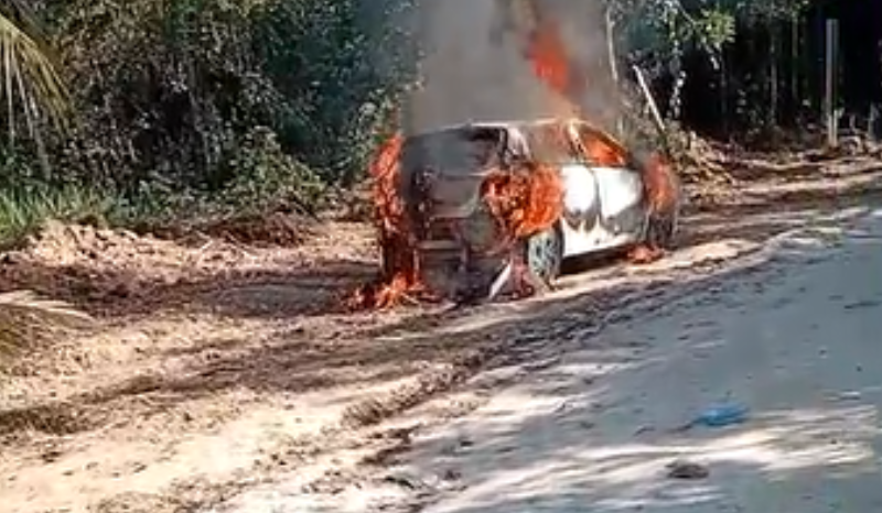 Carro pega fogo no Ramal do Brasileirinho em Manaus