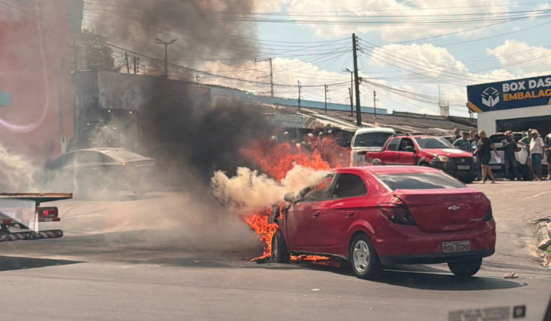 Carro pega fogo na Feira do Produtor em Manaus