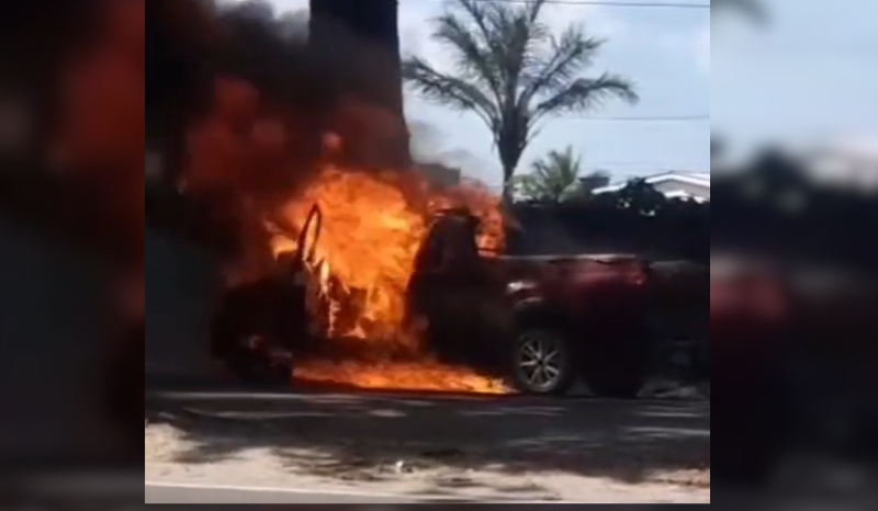 Incêndio destrói picape na Avenida Cosme Ferreira em Manaus