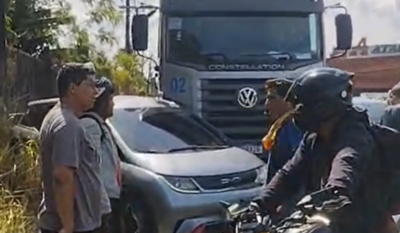 Acidente entre carreta e carro é registrado na Avenida Autaz Mirim