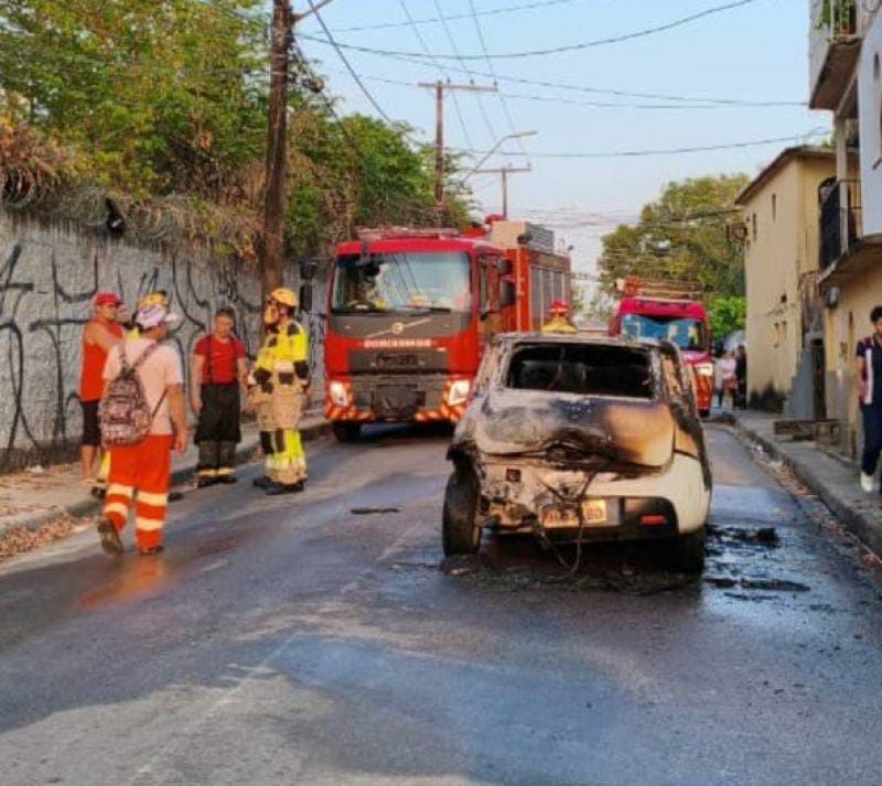 Incêndio destrói carro de motorista de aplicativo durante corrida em Manaus