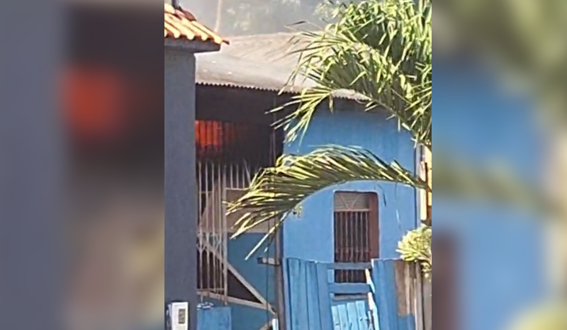 Casa é consumida por incêndio na comunidade Fazendinha, em Manaus