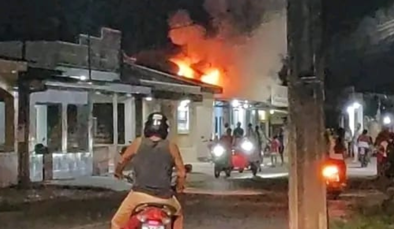 Casa é totalmente consumida por incêndio em Manicoré