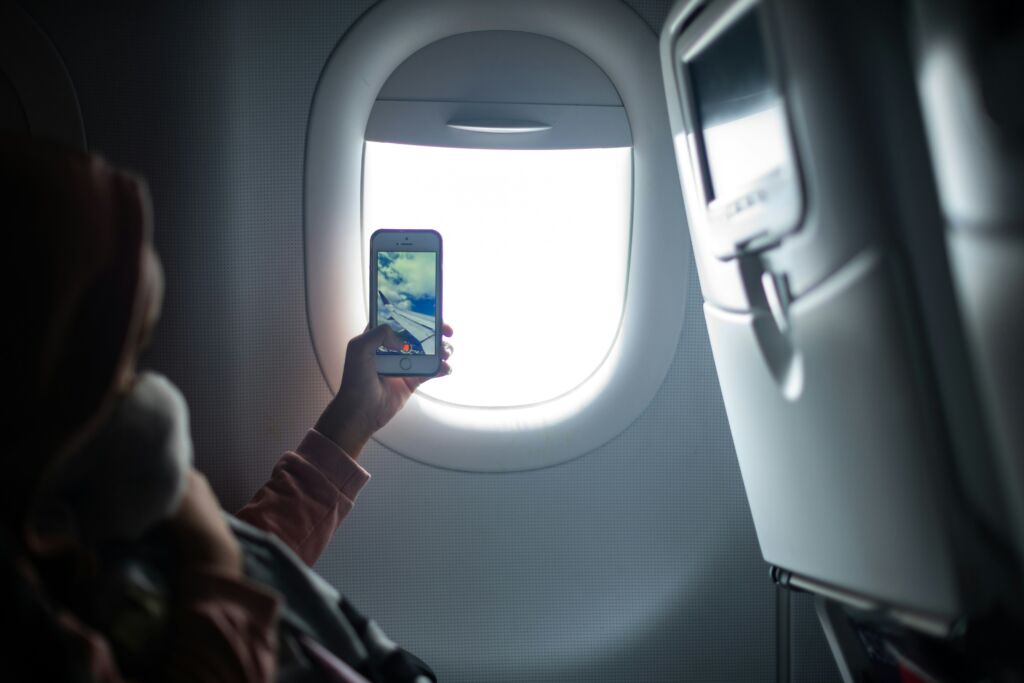 O que acontece se você não ativar o modo avião no celular durante o voo
