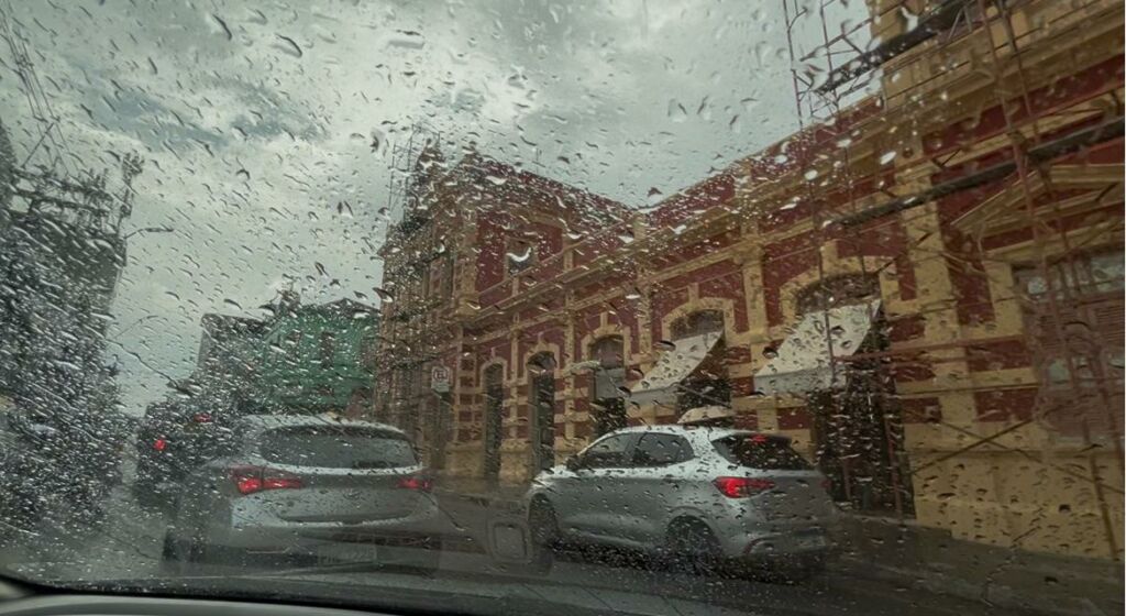 Chuva traz alívio após calor intenso em Manaus neste sábado