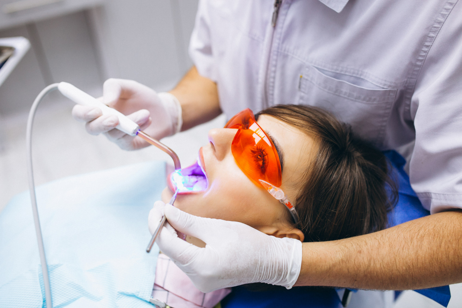 Clareamento dental não enfraquece os dentes, esclarece especialista