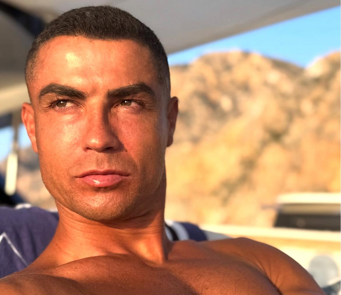 Mulher relata que marido acorda com mensagens de Cristiano Ronaldo