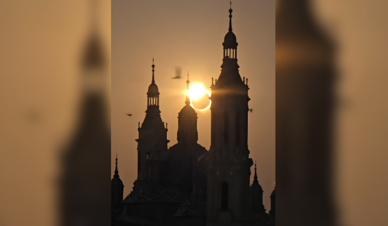 Eclipse Solar Total Escurece Céu no Hemisfério Norte; Brasil Não Viu
