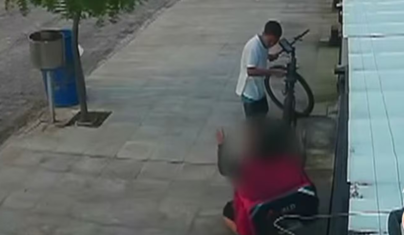 Entregador implora para não ter bicicleta levada durante assalto em João Pessoa