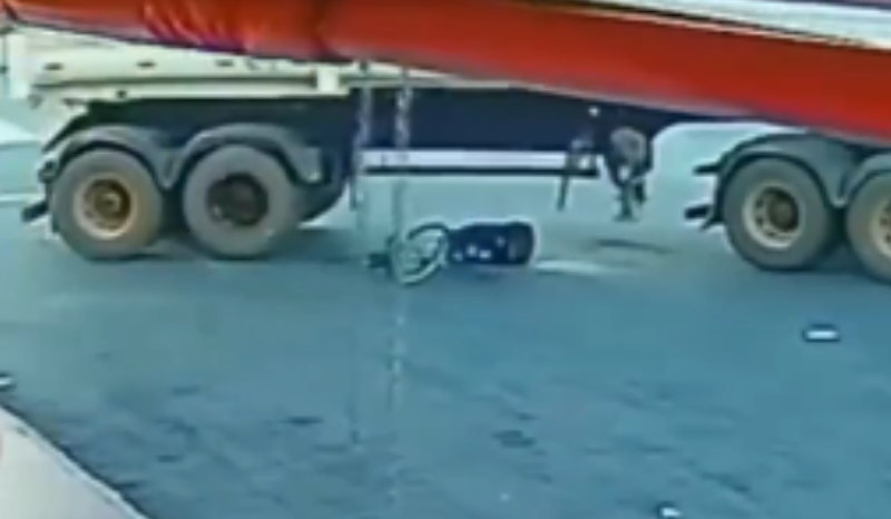 Menino de 12 anos atropelado por caminhão surpreende ao sair andando