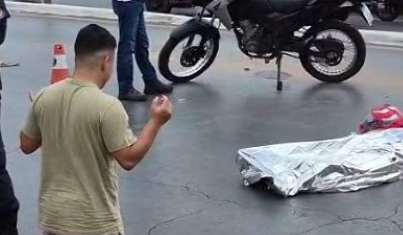 Filho faz oração ao lado do pai após acidente na Avenida Fernando Corrêa da Costa