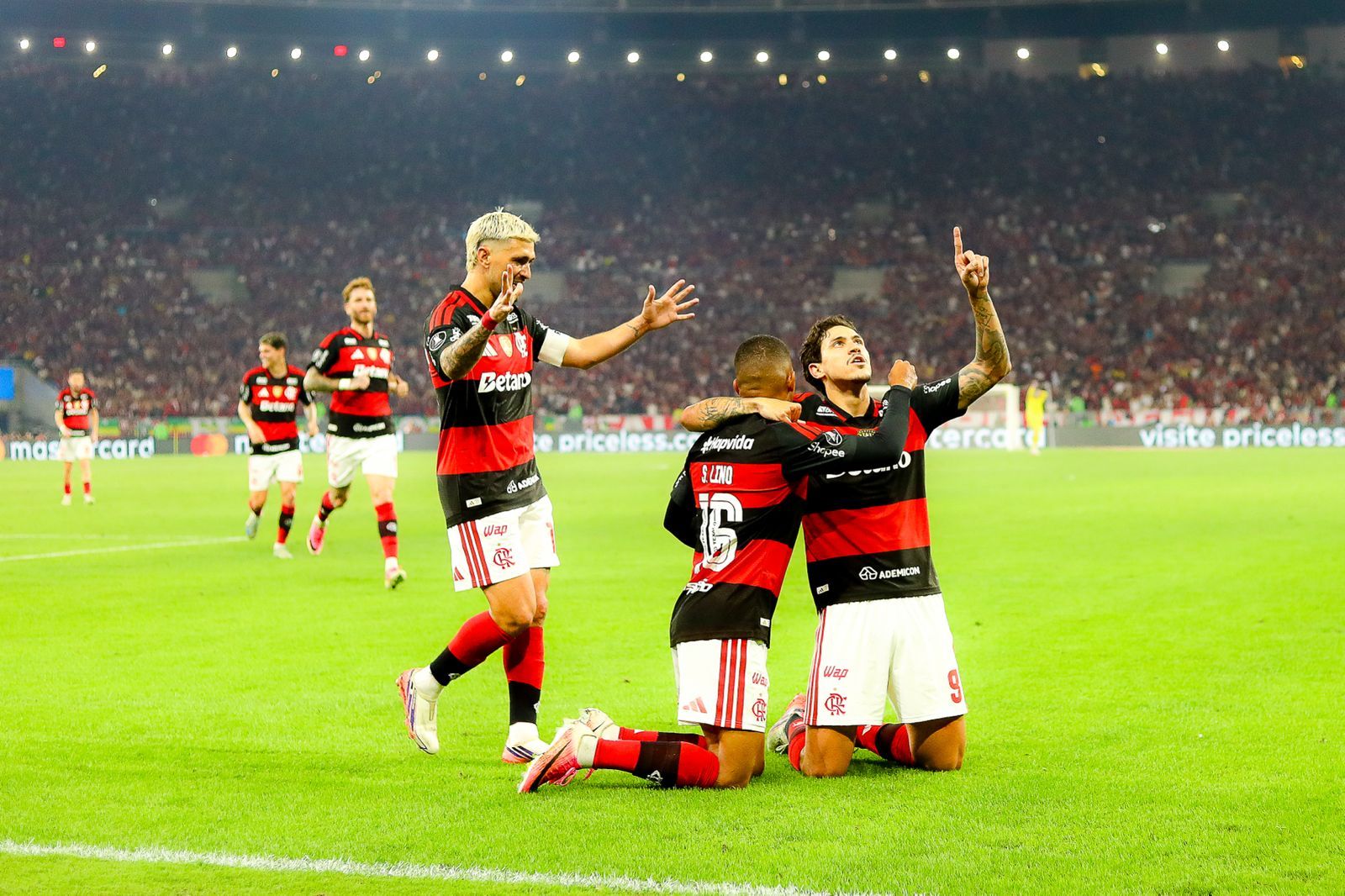 Flamengo derrota Cruzeiro e avança nas oitavas da Libertadores
