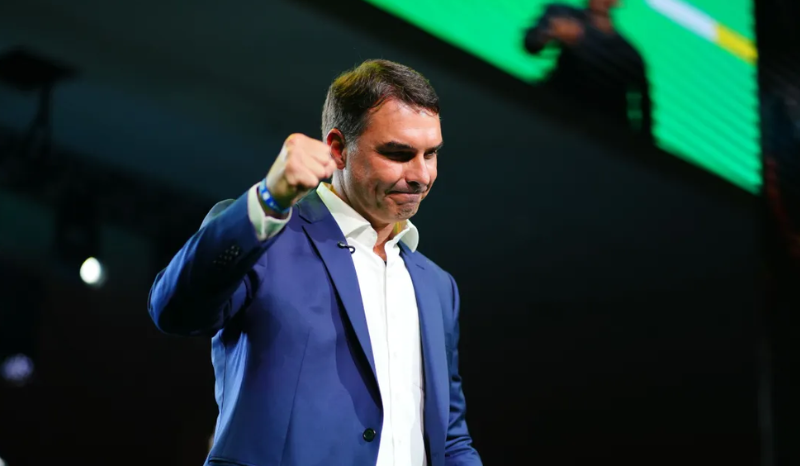 Filiação de Flávio Bolsonaro ao PL é restabelecida por decisão do TSE
