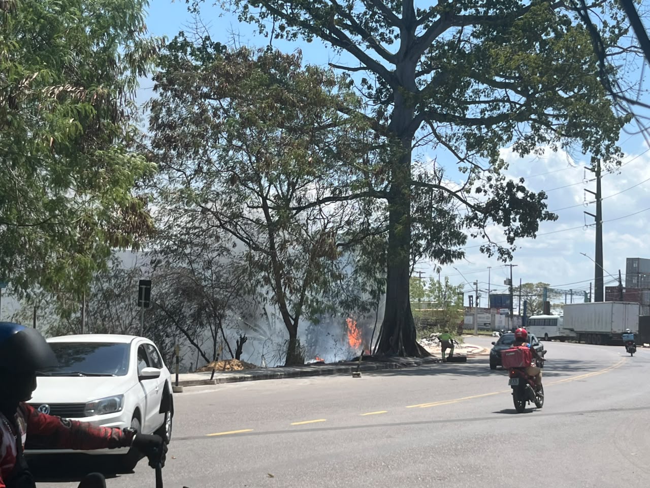 Incêndio atinge área de mata na zona leste de Manaus pela terceira vez