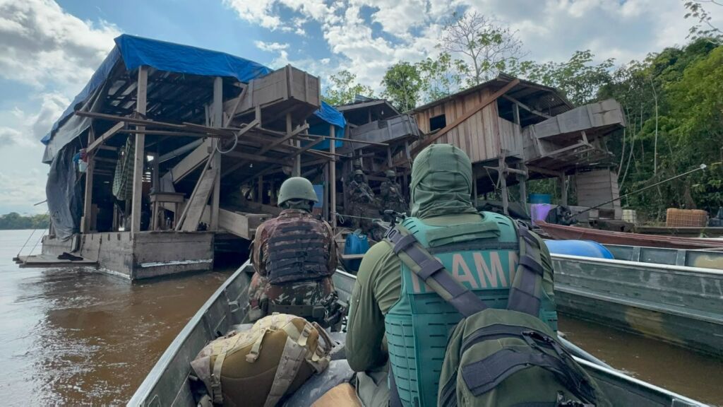 Exército e IBAMA destroem seis dragas em garimpo ilegal no Amazonas